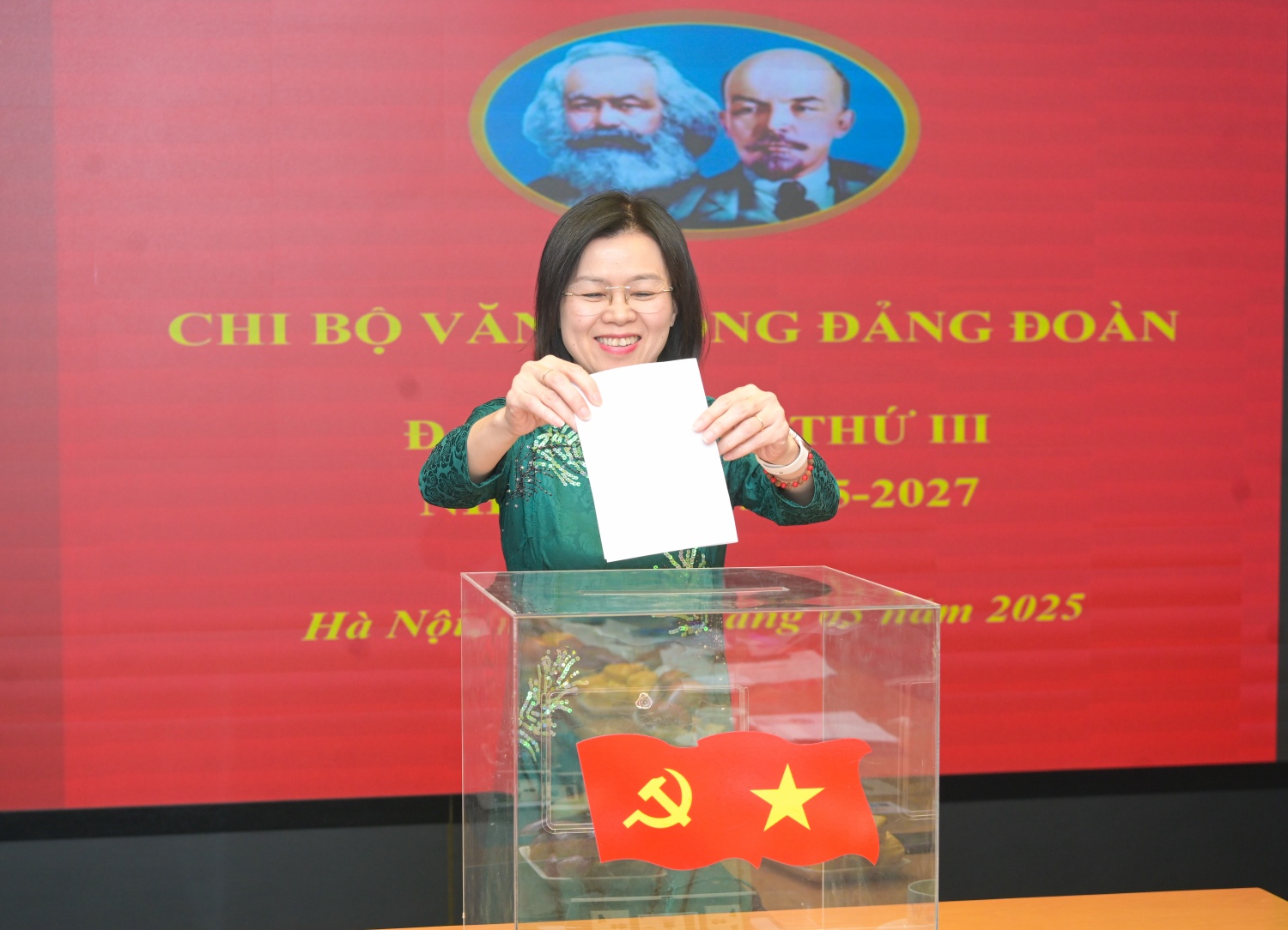 Các đại biểu bỏ phiếu bầu Chi ủy khóa mới tại các Đại hội