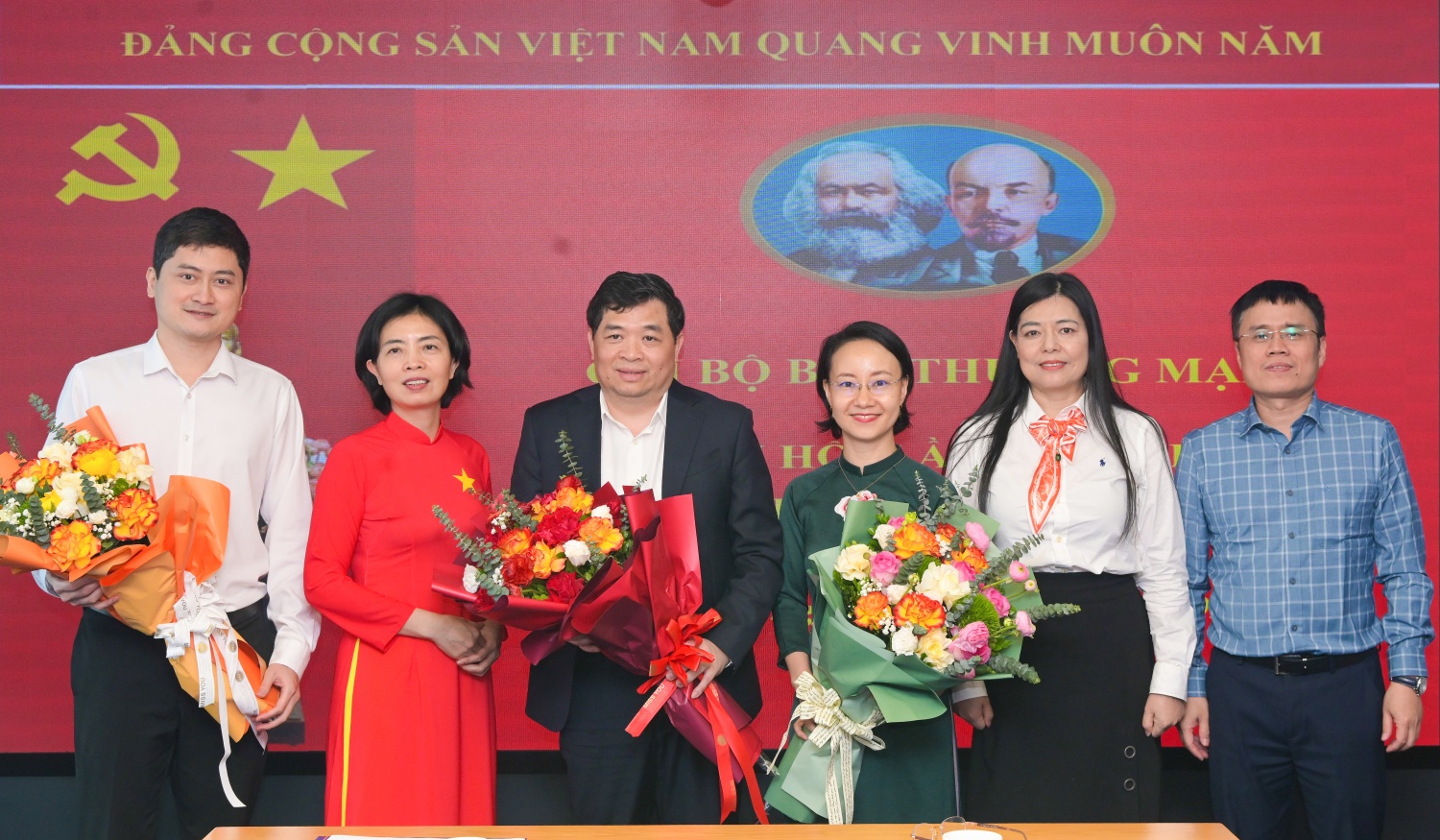 Chi ủy Chi bộ Ban Thương mại nhiệm kỳ 2025-2027 ra mắt Đại hội