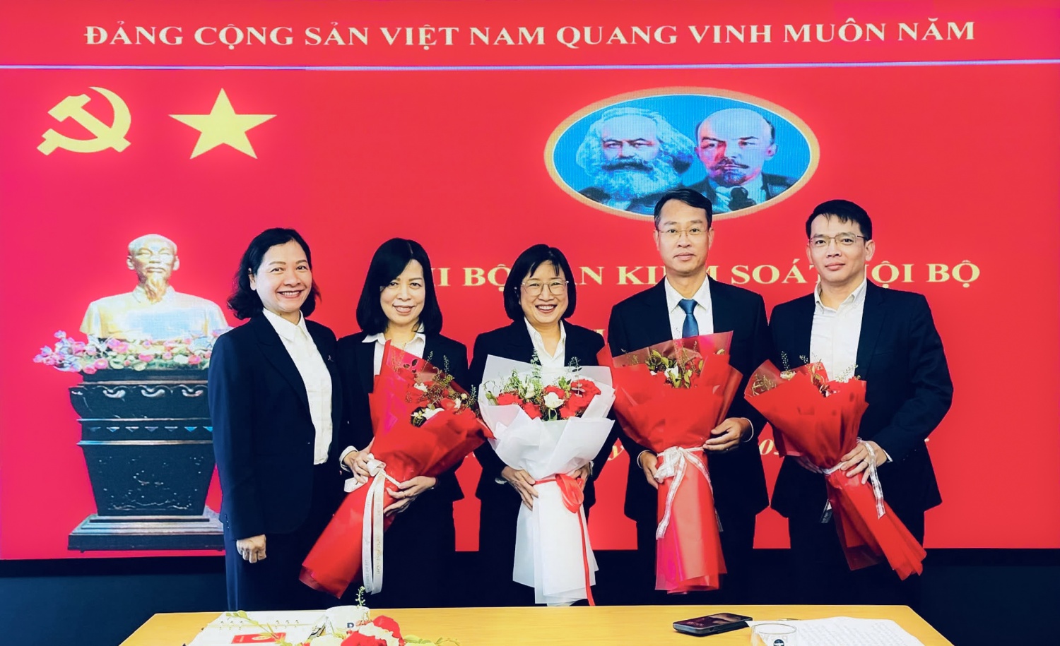 Chi ủy Chi bộ Chi bộ Ban Kiểm soát nội bộ nhiệm kỳ 2025-2027 ra mắt Đại hội.