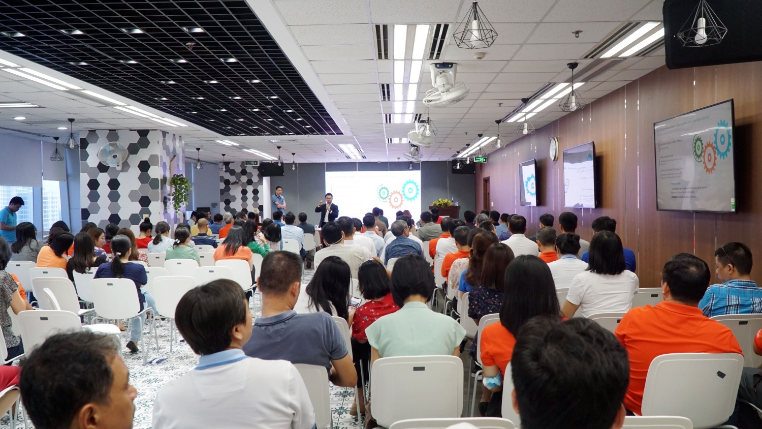 Hội thảo triển khai Chương trình hành động thích ứng với chuyển dịch năng lượng của PVEP.