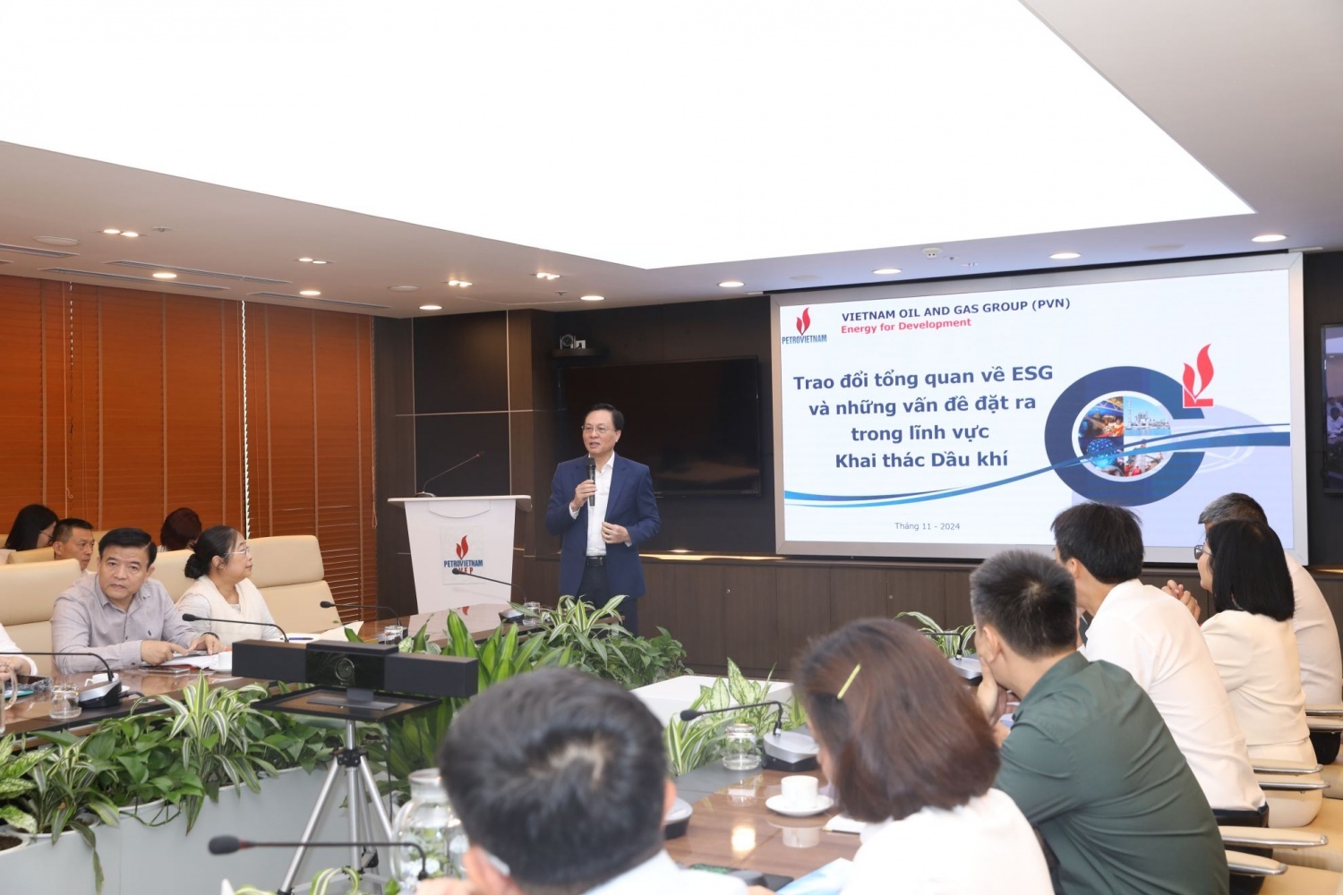 Đồng chí Bùi Minh Tiến - Thành viên HĐTV Petrovietnam giảng dạy trong Khóa đào tạo “Tổng quan về Môi trường, Xã hội và Quản trị - ESG” cho cấp quản lý và cán bộ, nhân viên Petrovietnam, trong đó có PVEP