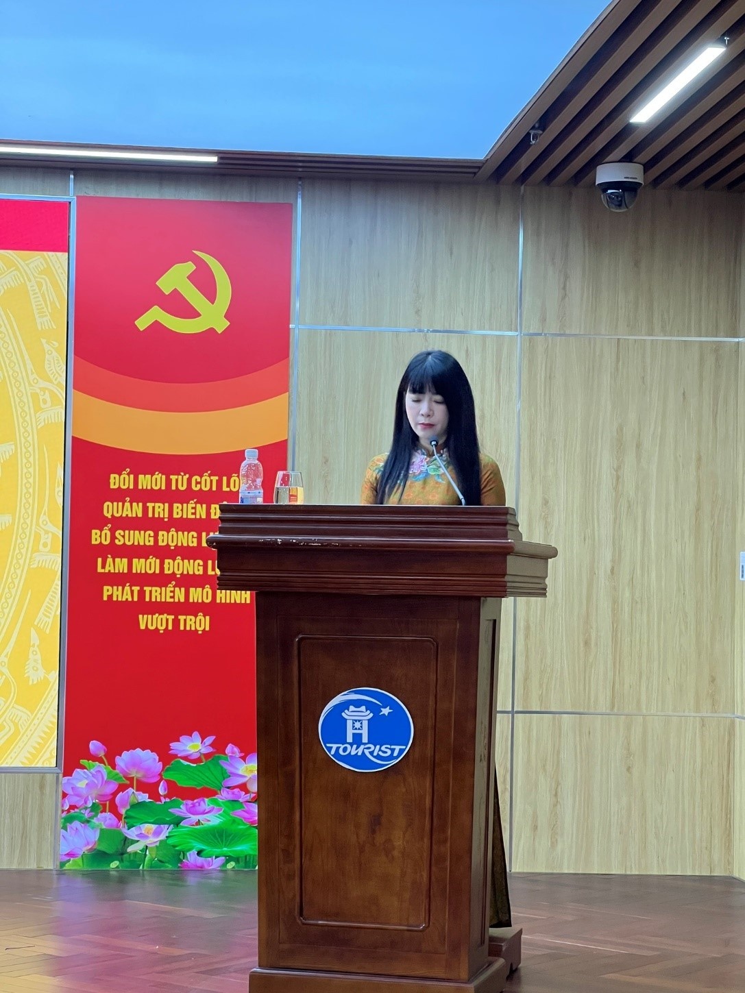 Đồng chí Phan Quỳnh Nga, Ủy viên Ban Chấp hành Đảng bộ PSI trình bày báo cáo tại Đại hội
