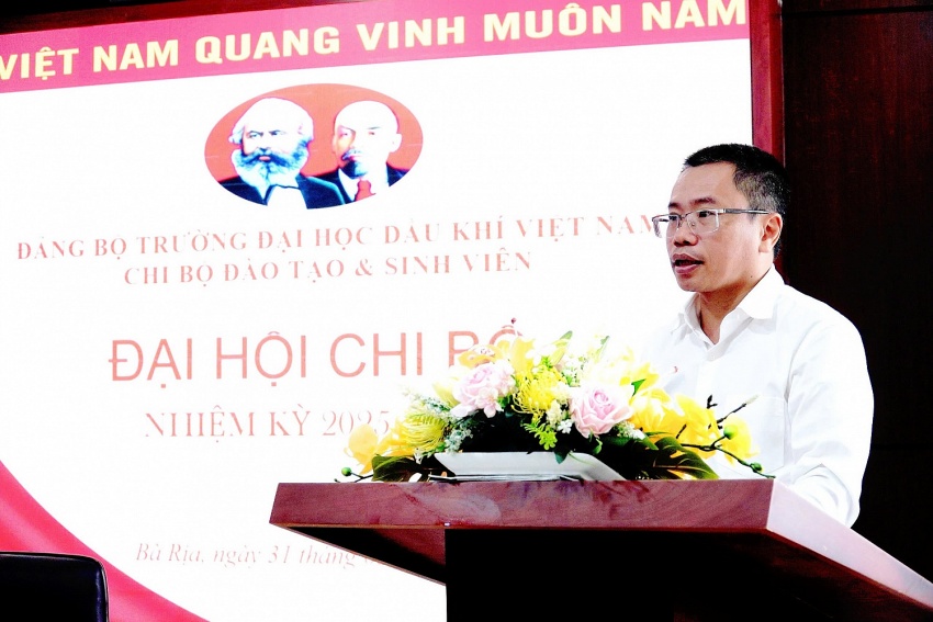 Đồng chí Bùi Tử An - Bí thư Chi bộ Đào tạo và Sinh viên trình bày báo cáo tại Đại hội