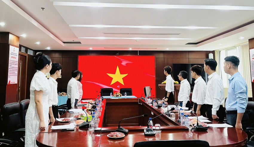 Các đại biểu thực hiện nghi thức chào cờ tại Đại hội