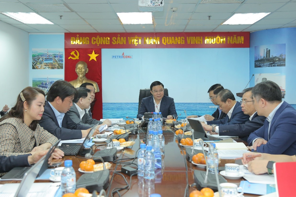 Đồng chí Lê Mạnh Hùng, Bí thư Đảng ủy, Chủ tịch HĐTV Petrovietnam chủ trì buổi làm việc