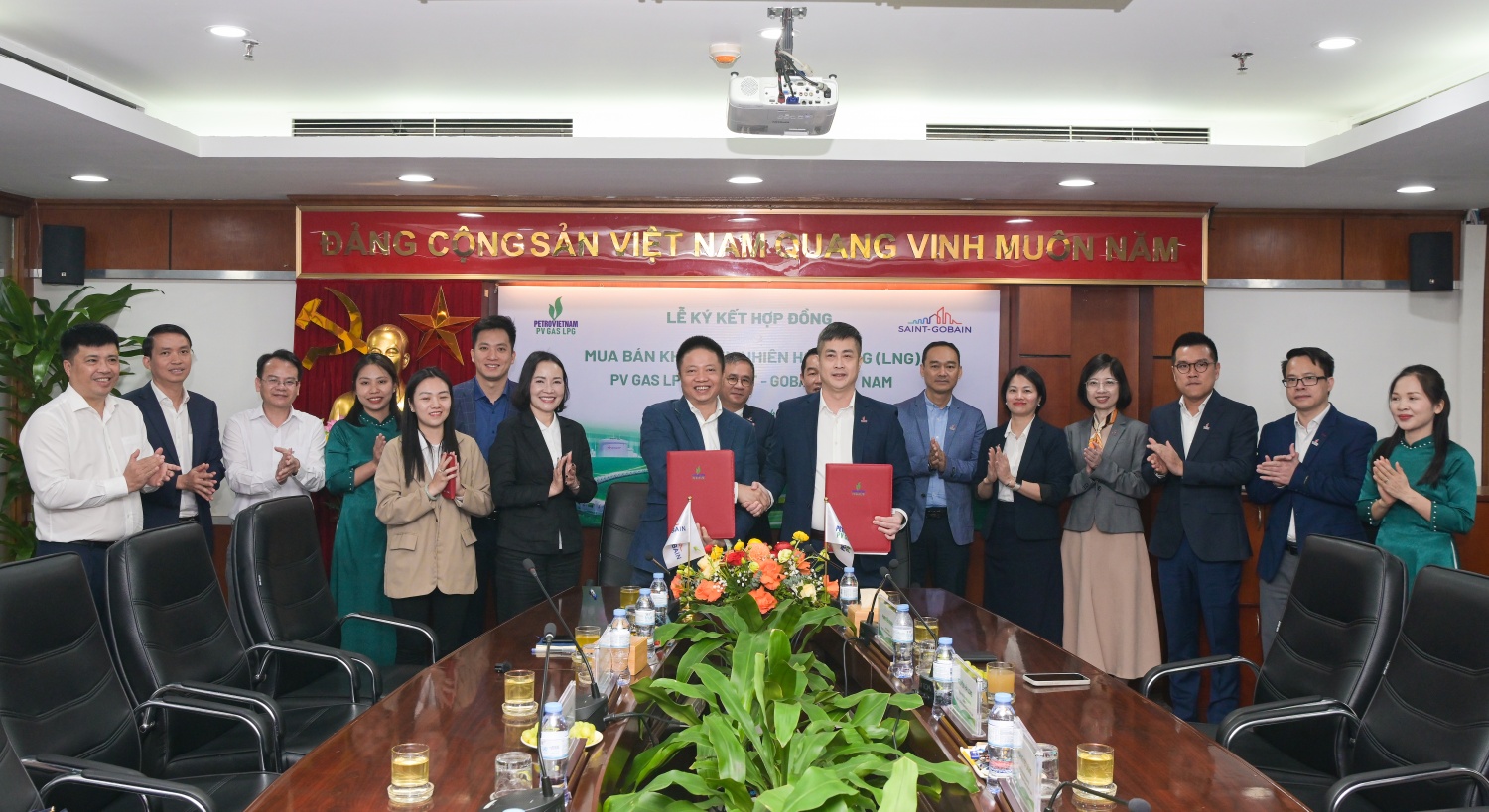 PV GAS LPG và Saint-Gobain Bắc Việt Nam ký kết thỏa thuận hợp tác mua bán khí thiên nhiên hóa lỏng (LNG).