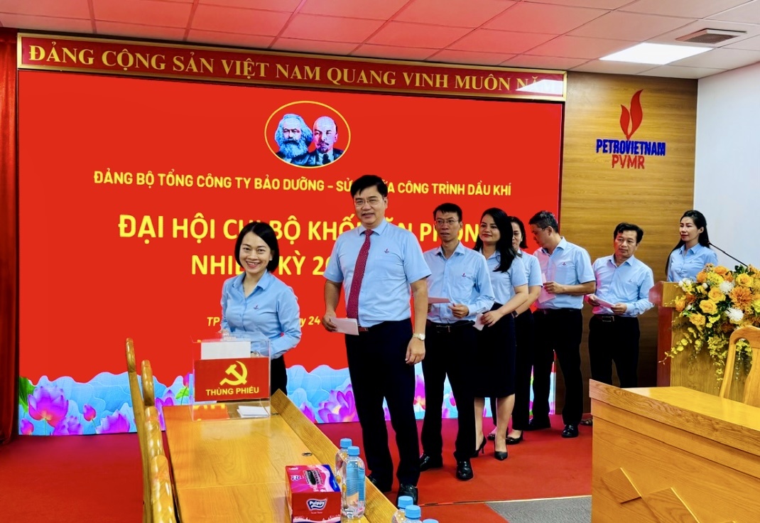 Các đại biểu bỏ phiếu bầu cử tại Đại hội Chi bộ Khối Văn phòng PVMR