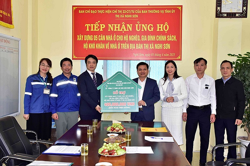 Đại diện NSRP trao tặng biển biểu trưng ủng hộ 5 căn nhà cho các hộ nghèo tại thị xã Nghi Sơn, tỉnh Thanh Hóa.