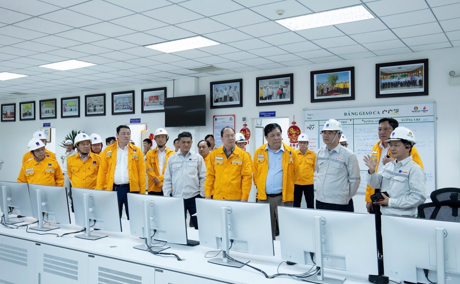 Đoàn công tác do ông Nguyễn Hồ Hải - Bí thư Tỉnh ủy Cà Mau dẫn đầu khảo sát và làm việc tại Cụm công nghiệp Khí - Điện - Đạm Cà Mau tháng 2/2025.