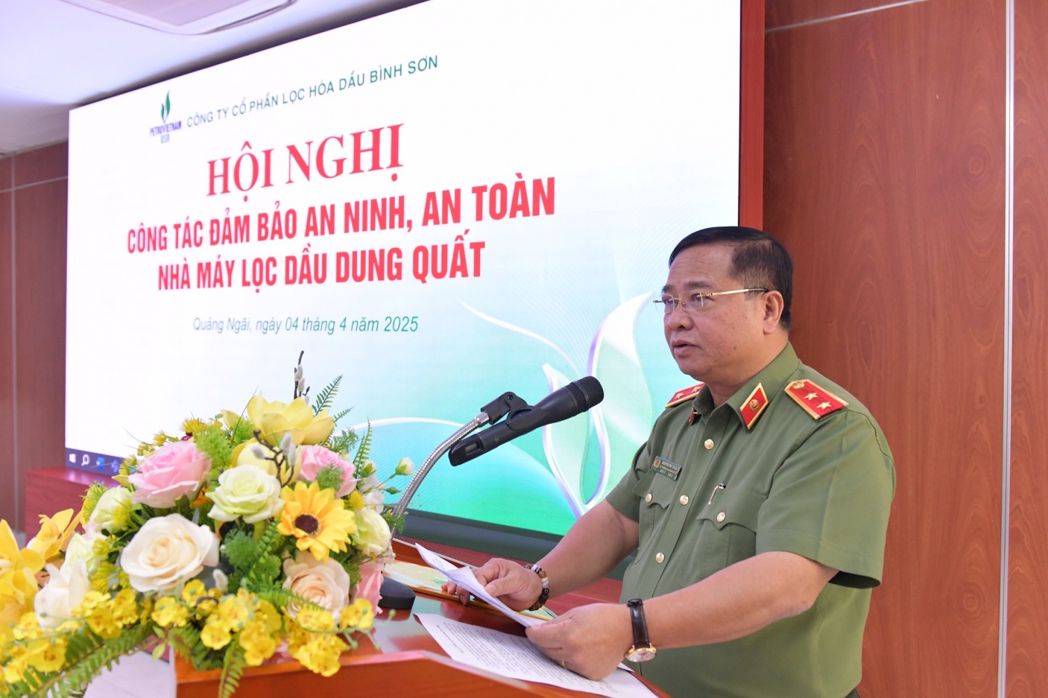 Trung tướng, Tiến sĩ Nguyễn Đình Thuận nhấn mạnh tầm quan trọng về sự phối hợp giữa các lực lượng trong công tác bảo vệ an ninh, an toàn cho NMLD Dung Quất.