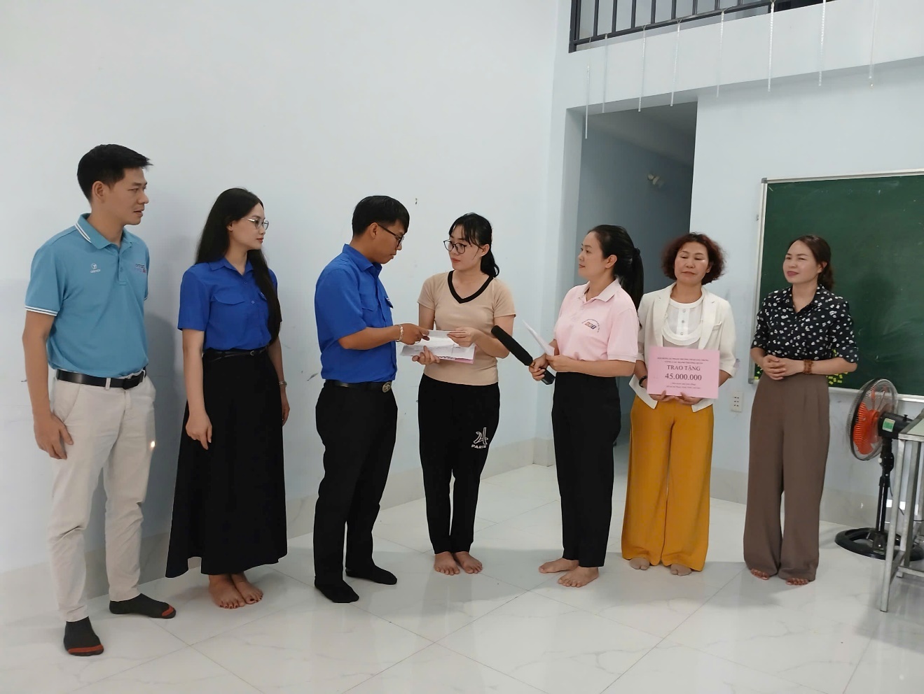 Chi đoàn PTSC Phú Mỹ phối hợp cùng chương trình “Kết nối yêu thương”, tặng quà cho cô giáo có hoàn cảnh khó khăn trên địa bàn tỉnh BR-VT.