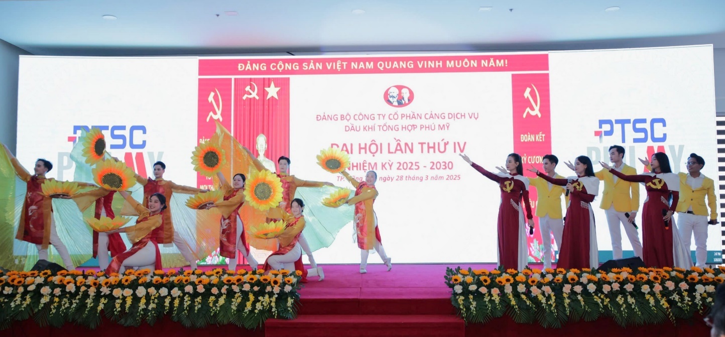 Đoàn Thanh niên PTSC Phú Mỹ biểu diễn văn nghệ chủ đề ca ngợi Đảng, quê hương, đất nước.