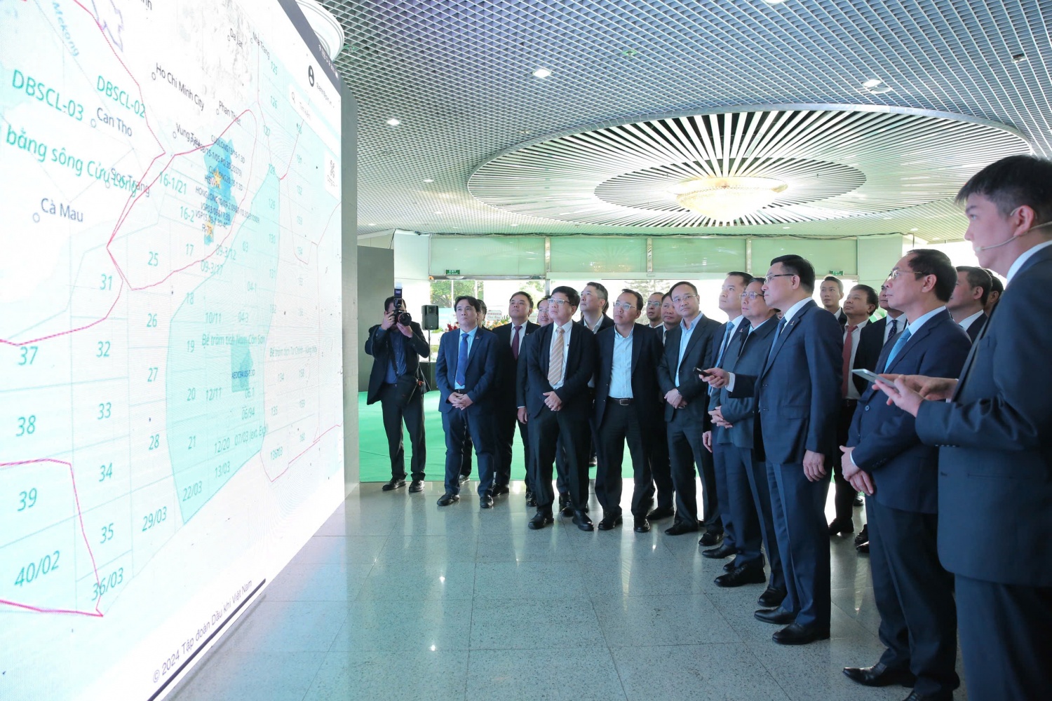 Prime Minister Phạm Minh Chính listens to Petrovietnam leaders presenting the Group’s innovations and technological applications.