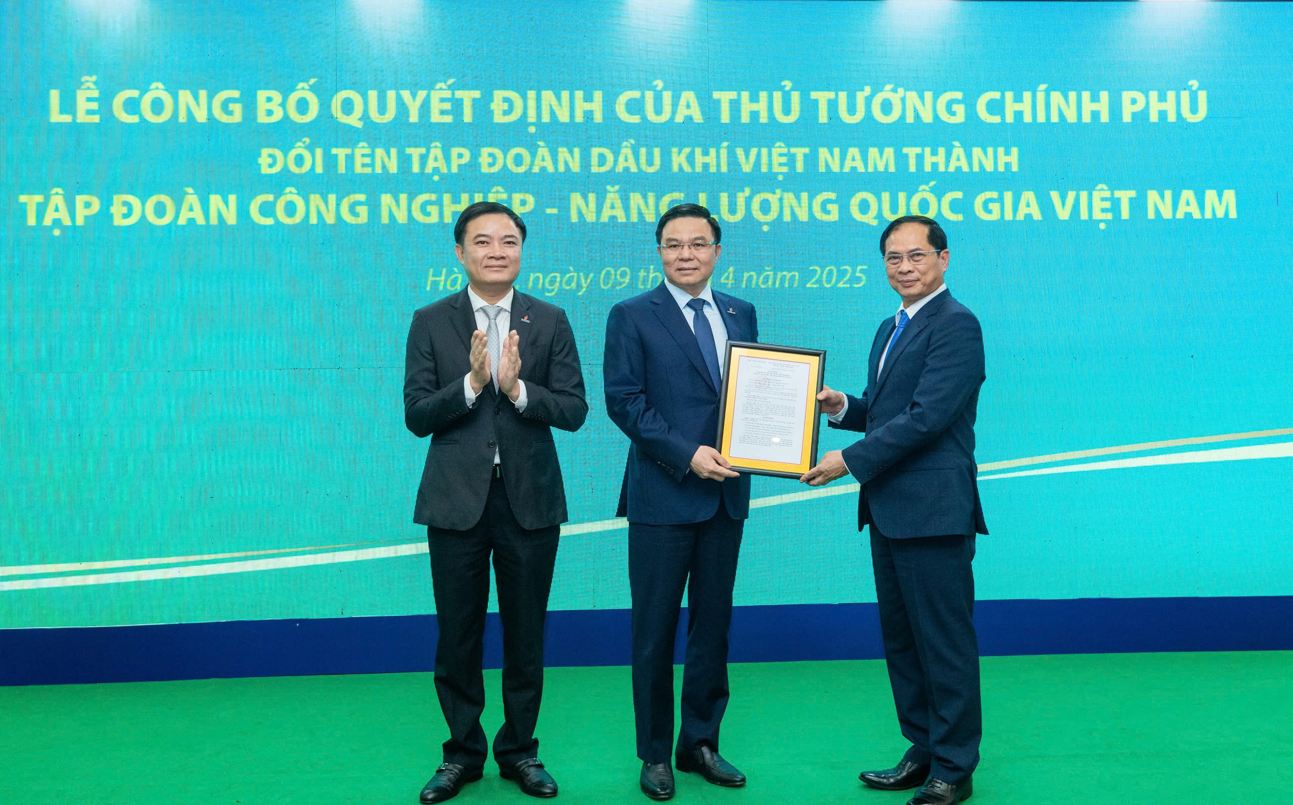 On behalf of the Prime Minister, Deputy Prime Minister Bùi Thanh Sơn presents the decision to rename the Group to the Vietnam National Industry - Energy Group.