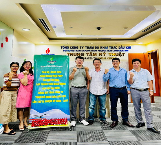 Người lao động, đảng viên Chi nhánh Trung tâm Kỹ thuật chào mừng Đại hội Đảng bộ PVEP.