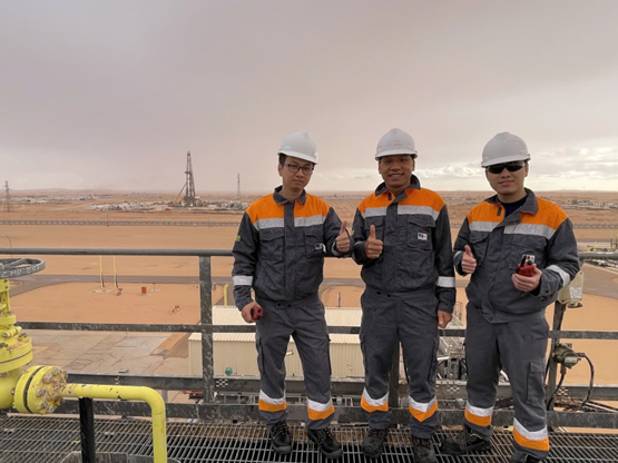 Người lao động, đảng viên PVEP ALGERIA/GBRS hăng say lao động trên sa mạc, công trường, lập thành tích chào mừng Đại hội Đảng bộ PVEP.