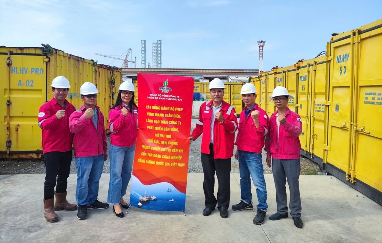 Các banner, khẩu hiệu xuất hiện ở khắp nơi từ văn phòng đến công trường trước ngày Đại hội Đảng bộ PVEP diễn ra.