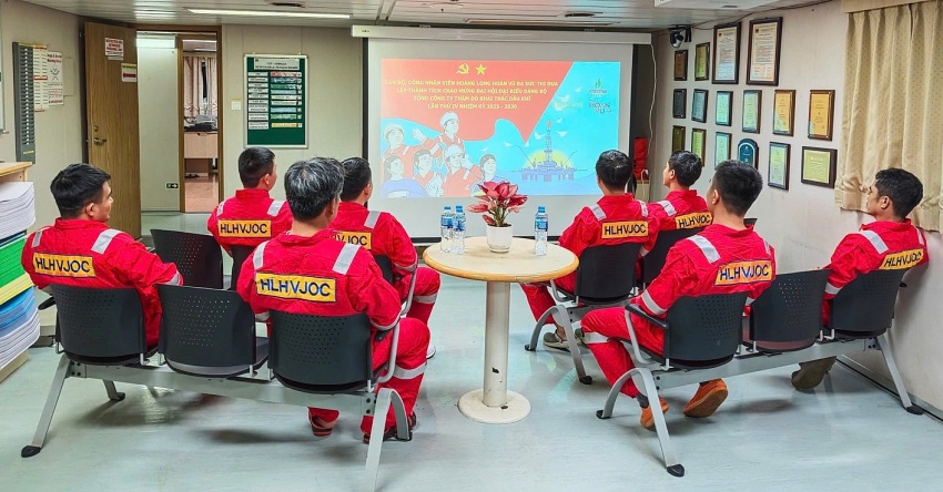 Cán bộ, công nhân viên Hoàng Long Hoàn Vũ JOC ra sức thi đua chào mừng Đại hội.