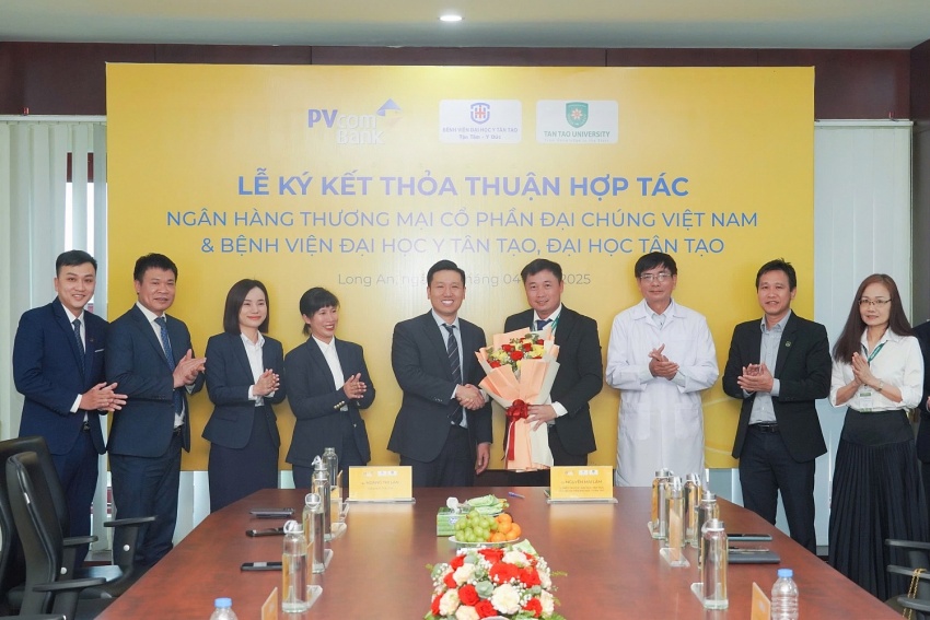 Đại diện lãnh đạo các đơn vị chúc mừng thành công lễ ký kết.
