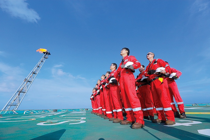 Cán bộ, đảng viên, người lao động CLJOC thực hiện nghi thức chào cờ trên Giàn công nghệ trung tâm Sư Tử Vàng