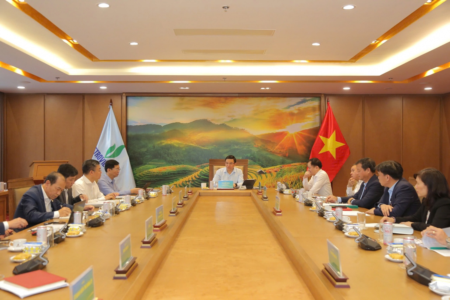 Đồng chí Lê Mạnh Hùng, Bí thư Đảng ủy, Chủ tịch HĐTV Petrovietnam chủ trì buổi làm việc