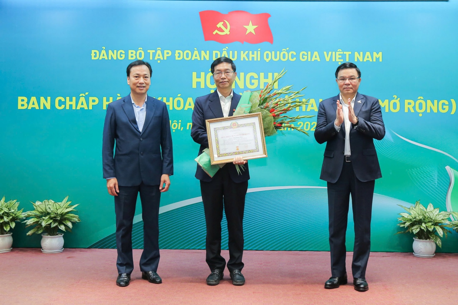 Đồng chí Lại Xuân Lâm, Phó Bí thư Đảng ủy Chính Phủ trao tặng Huy hiệu 30 năm tuổi Đảng cho đồng chí Trần Quang Dũng, Phó Bí thư thường trực Đảng ủy Petrovietnam