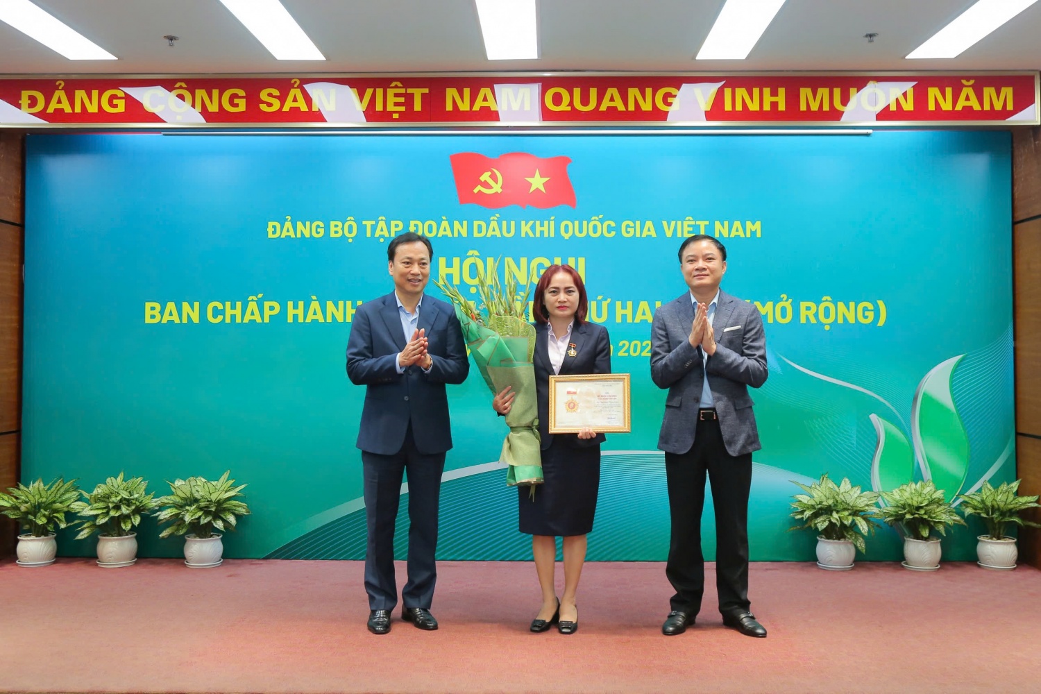 Đồng chí Lại Xuân Lâm, Phó Bí thư Đảng ủy Chính Phủ trao Kỷ niệm chương Vì sự nghiệp Dân vận cho đồng chí Nghiêm Thùy Lan, Ủy viên Ban Thường vụ Đảng ủy Tập đoàn, Chủ tịch Công đoàn Dầu khí Việt Nam.