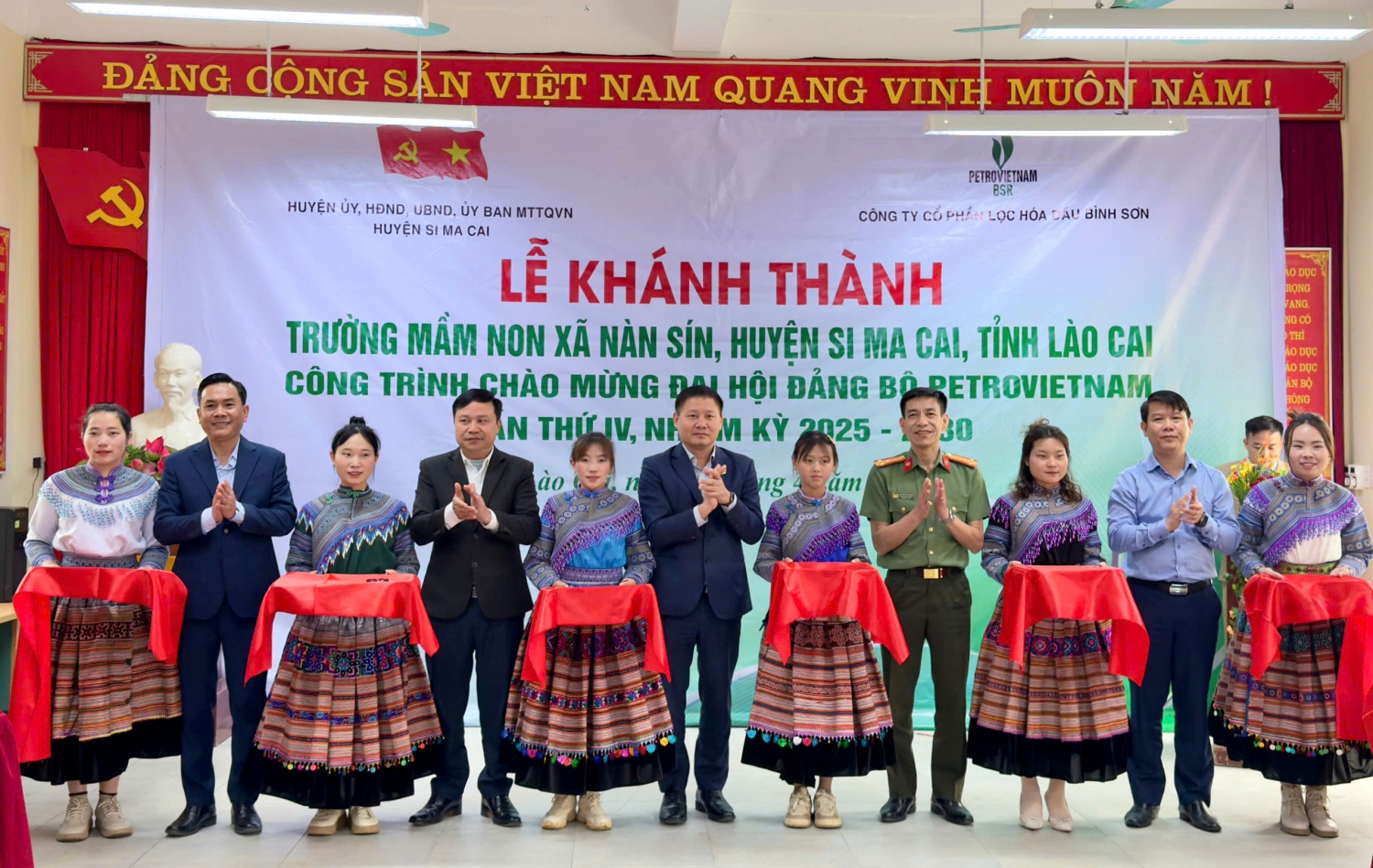Đại diện chính quyền địa phương và BSR thực hiện nghi thức cắt băng khánh thành, chính thức đưa công trình vào sử dụng, góp phần nâng cao chất lượng giáo dục của địa phương.