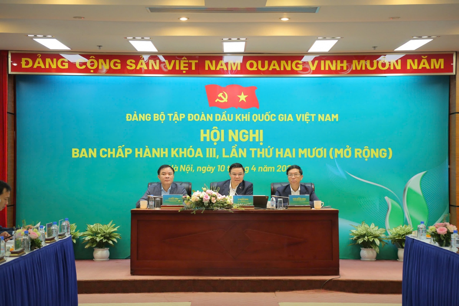 Đồng chí Lê Mạnh Hùng, Ủy viên BCH Đảng bộ Chính phủ, Bí thư Đảng ủy, Chủ tịch HĐTV Tập đoàn; đồng chí Lê Ngọc Sơn, Phó Bí thư Đảng ủy, Tổng Giám đốc Tập đoàn; đồng chí Trần Quang Dũng, Phó Bí thư thường trực Đảng ủy Tập đoàn chủ trì Hội nghị.