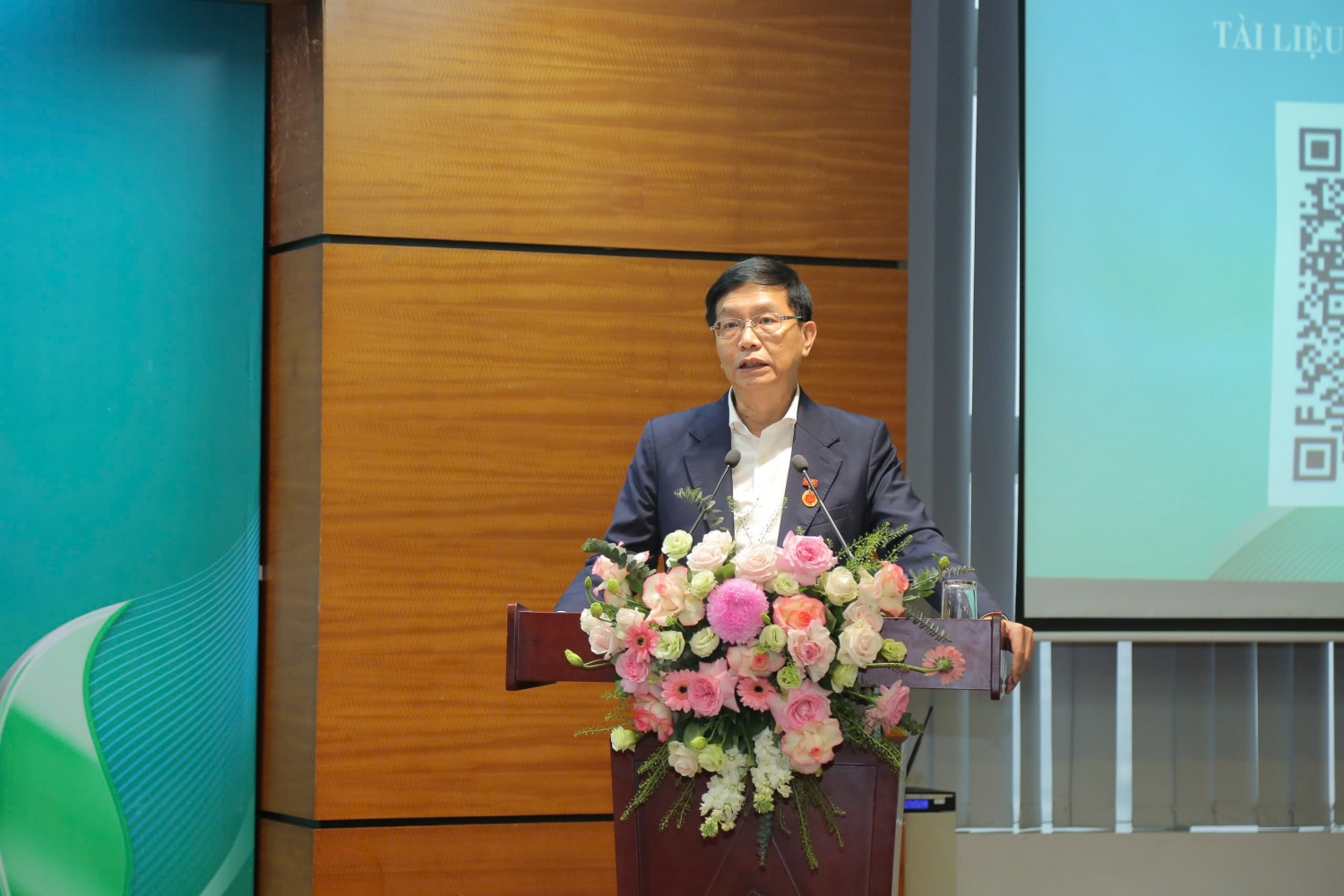 Đồng chí Trần Quang Dũng, Phó Bí thư thường trực Đảng ủy Tập đoàn cập nhật tình hình chuẩn bị và tổ chức đại hội đảng các cấp tiến tới Đại hội đại biểu Đảng bộ Tập đoàn nhiệm kỳ 2025 - 2030.