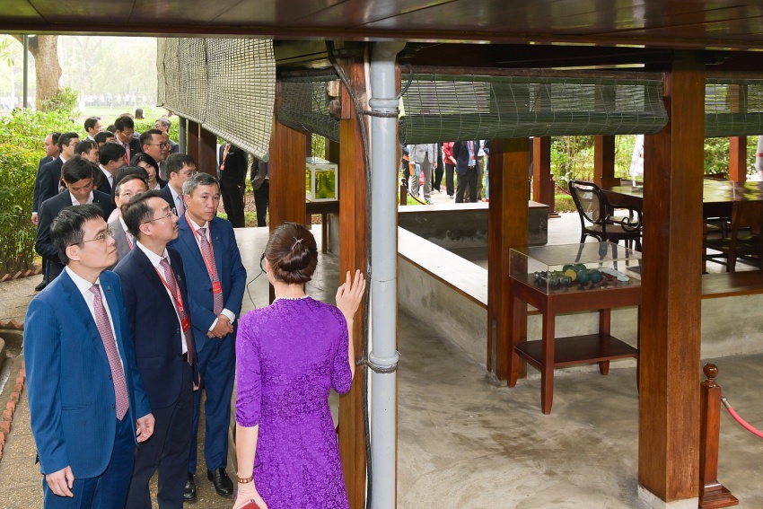 Đoàn đại biểu tham quan nhà sàn Bác Hồ