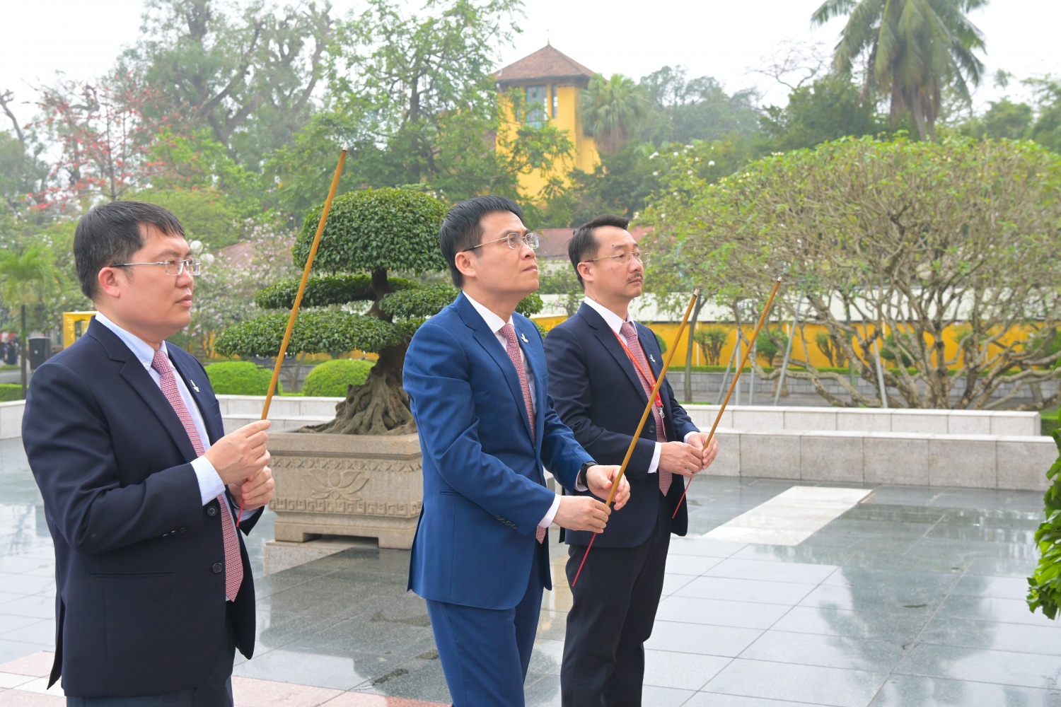 Các đại biểu dâng hương tưởng niệm các anh hùng liệt sỹ