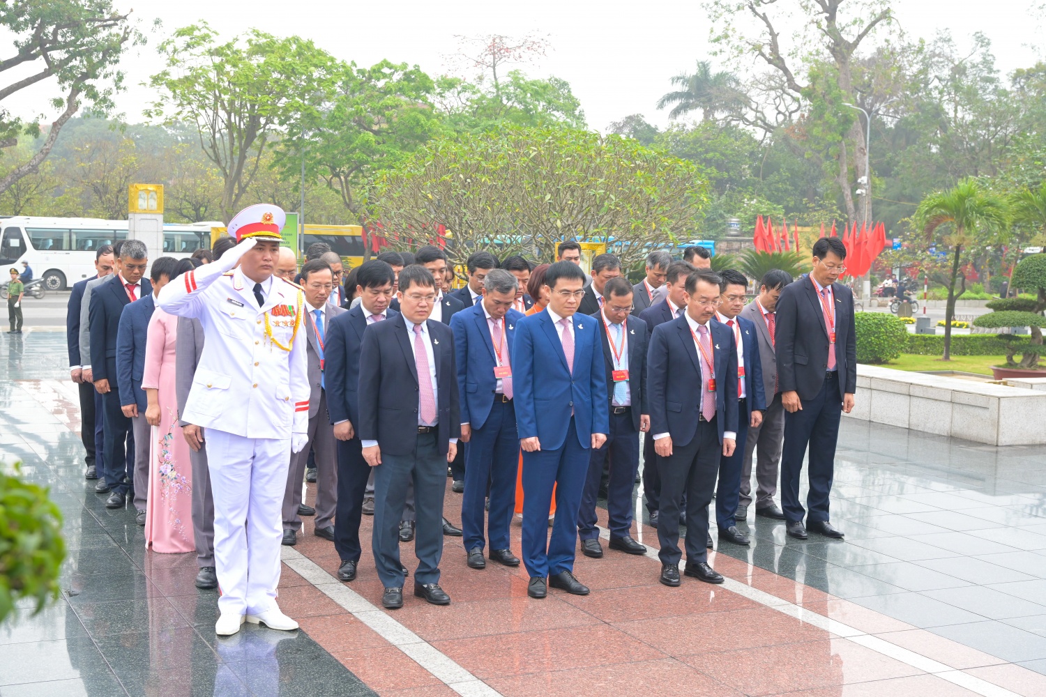 Đoàn đại biểu bày tỏ lòng thành kính trước anh linh các anh hùng liệt sỹ