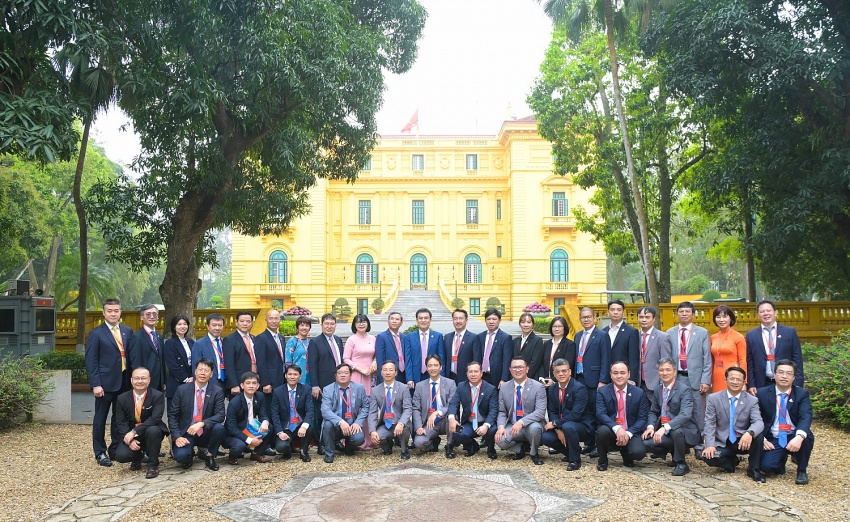 Đoàn đại biểu tham quan Phủ Chủ tịch.