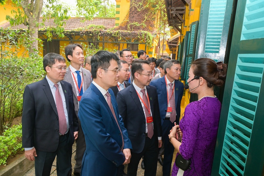 Đoàn đại biểu nghe giới thiệu về Nhà 54 - nơi Chủ tịch Hồ Chí Minh đã ở và làm việc từ năm 1954-1958
