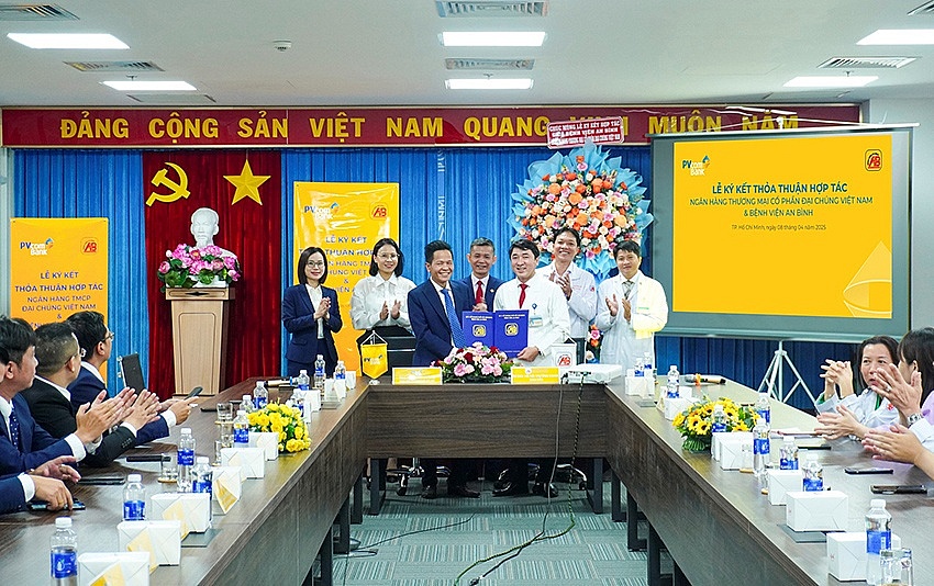Đại diện lãnh đạo hai đơn vị trao biên bản ghi nhớ hợp tác
