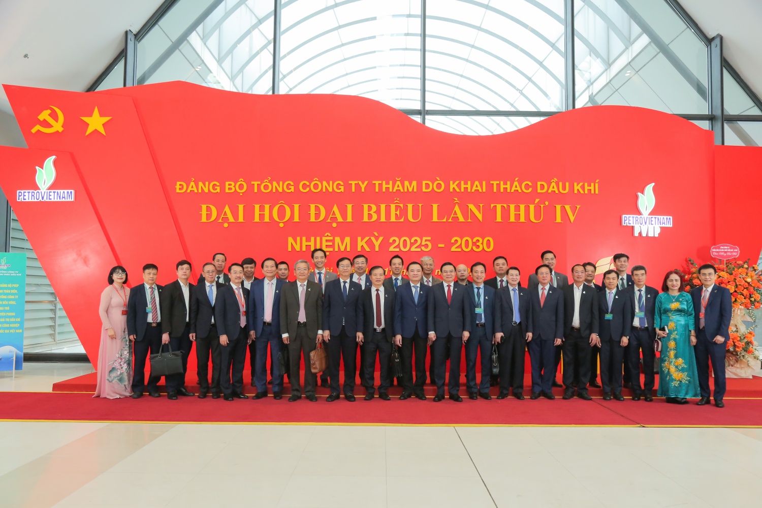 Đại hội Đảng bộ PVEP có sự tham dự của các đồng chí Lê Mạnh Hùng - Bí thư Đảng ủy, Chủ tịch HĐTV Petrovietnam; đồng chí Lê Ngọc Sơn - Phó Bí thư Đảng ủy, Tổng Giám đốc Petrovietnam; đồng chí Trần Quang Dũng - Phó Bí thư thường trực Đảng ủy Tập đoàn, các đồng chí trong BTV Đảng ủy, BCH Đảng bộ, lãnh đạo Tập đoàn cùng các đồng chí Bí thư, Phó Bí thư các Đảng bộ, Chi bộ trực thuộc Tập đoàn nhằm học hỏi kinh nghiệm tổ chức Đại hội.
