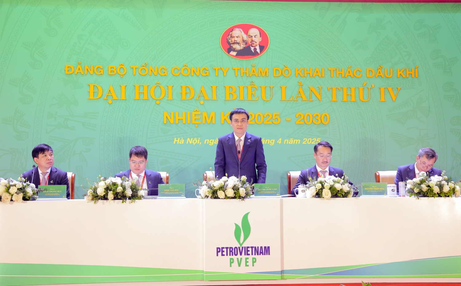 Đồng chí Trương Quốc Lâm, Bí thư Đảng ủy, Chủ tịch HĐTV PVEP cùng Đoàn Chủ tịch điều hành Đại hội