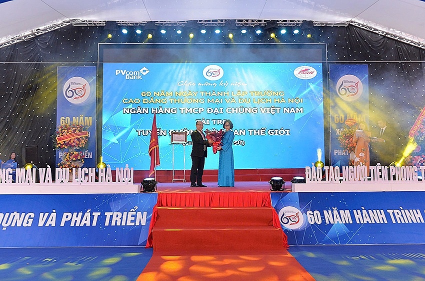 Đại diện PVcomBank trao tài trợ 1 tỷ đồng xây dựng “Tuyến đường Gốm sứ kỳ quan thế giới”