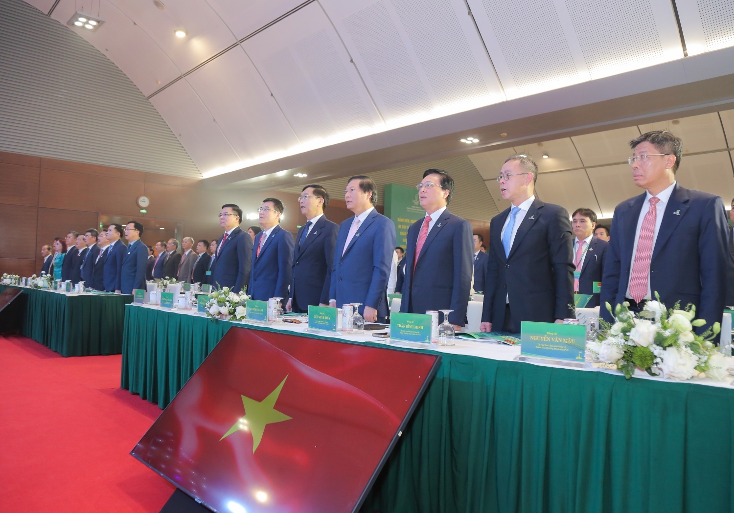 Các đại biểu thực hiện nghi thức chào cờ