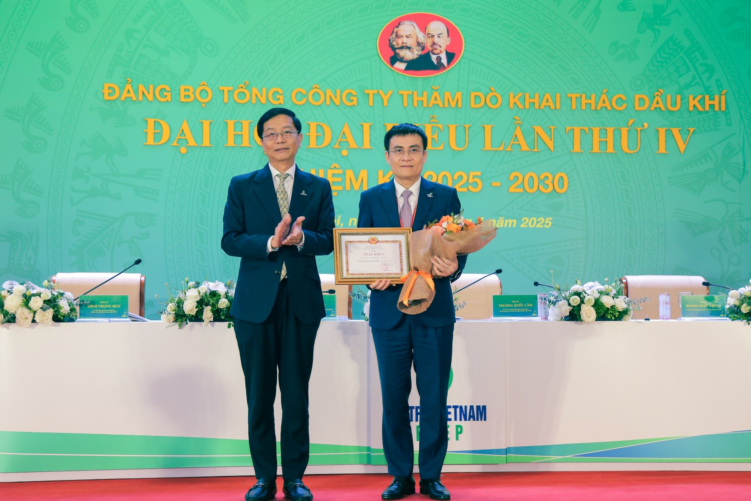 Đồng chí Trần Quang Dũng - Phó Bí thư thường trực Đảng ủy Tập đoàn trao giấy khen “Đảng bộ hoàn thành xuất sắc nhiệm vụ năm 2024” cho Đảng bộ PVEP