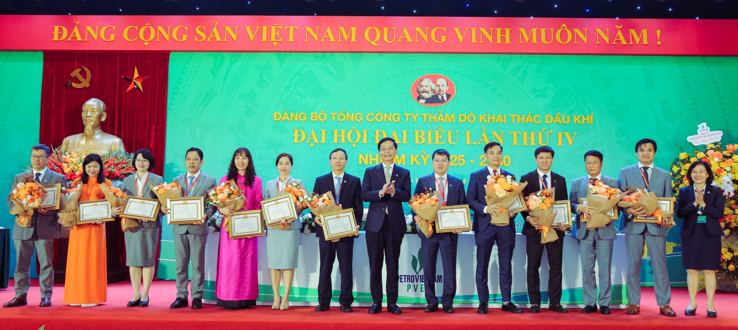 Khen thưởng các đảng viên hoàn thành xuất sắc nhiệm vụ