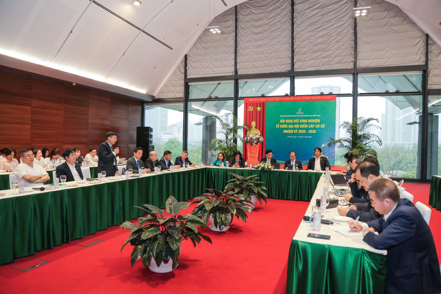 Đại diện các Đảng bộ trực thuộc phát biểu ý kiến liên quan đến công tác tổ chức Đại hội