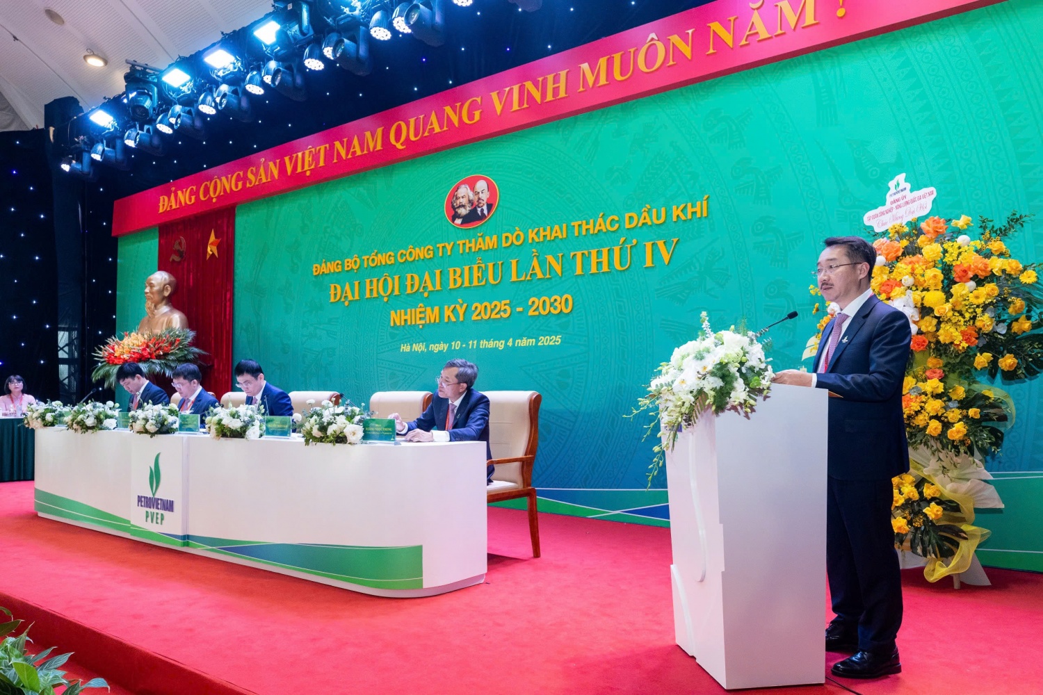 Đồng chí Nguyễn Thiện Bảo - Phó Bí thư Đảng ủy, Tổng Giám đốc PVEP trình bày báo cáo kiểm điểm Ban Chấp hành nhiệm kỳ 2020-2025