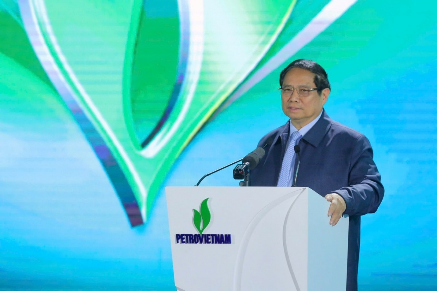 Prime Minister Phạm Minh Chính has repeatedly emphasized Petrovietnam’s crucial role in ensuring national energy security and reducing reliance on imported energy sources, thereby safeguarding the long-term stability and development of the economy.