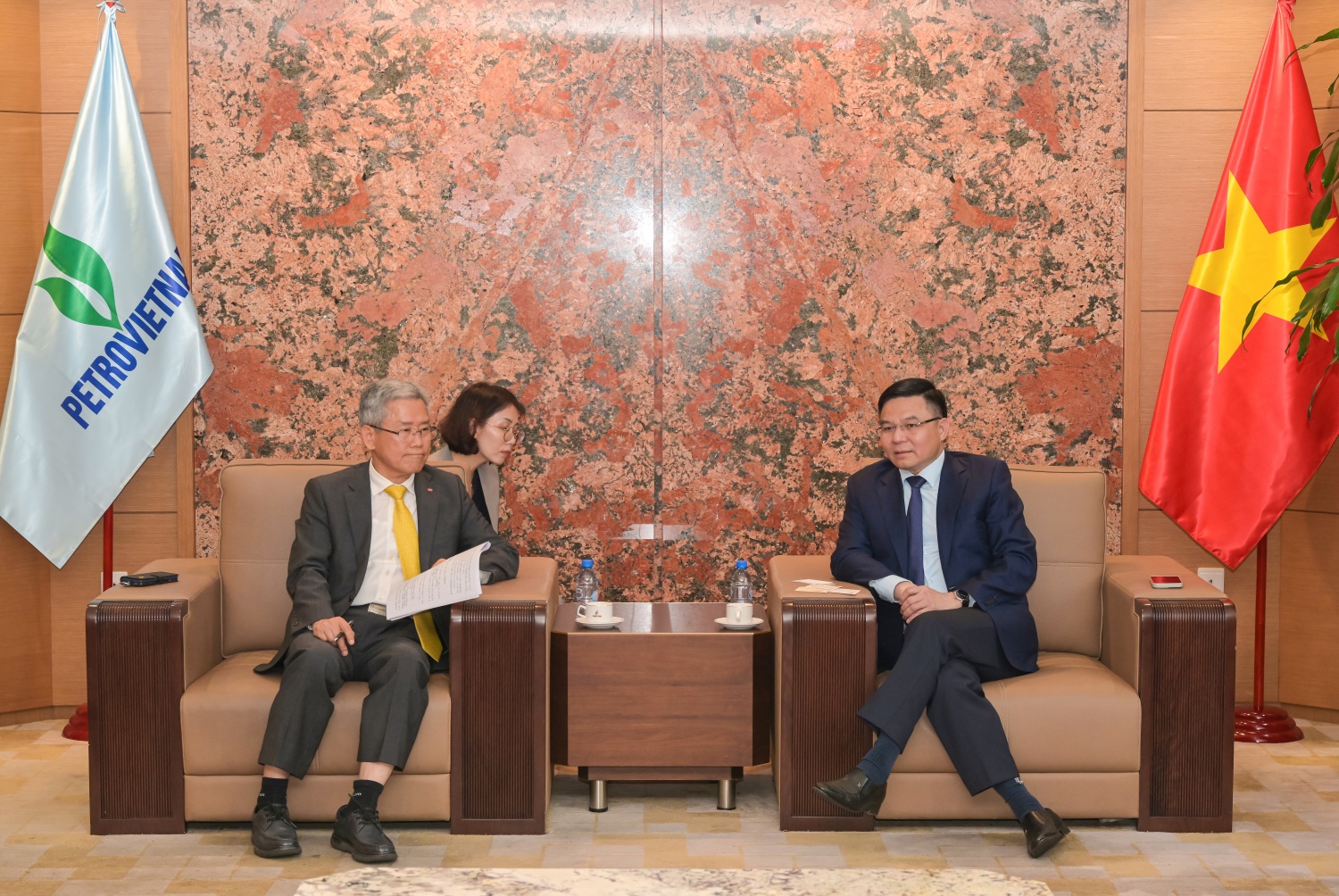 Lãnh đạo Petrovietnam và KEPCO trao đổi tại buổi làm việc