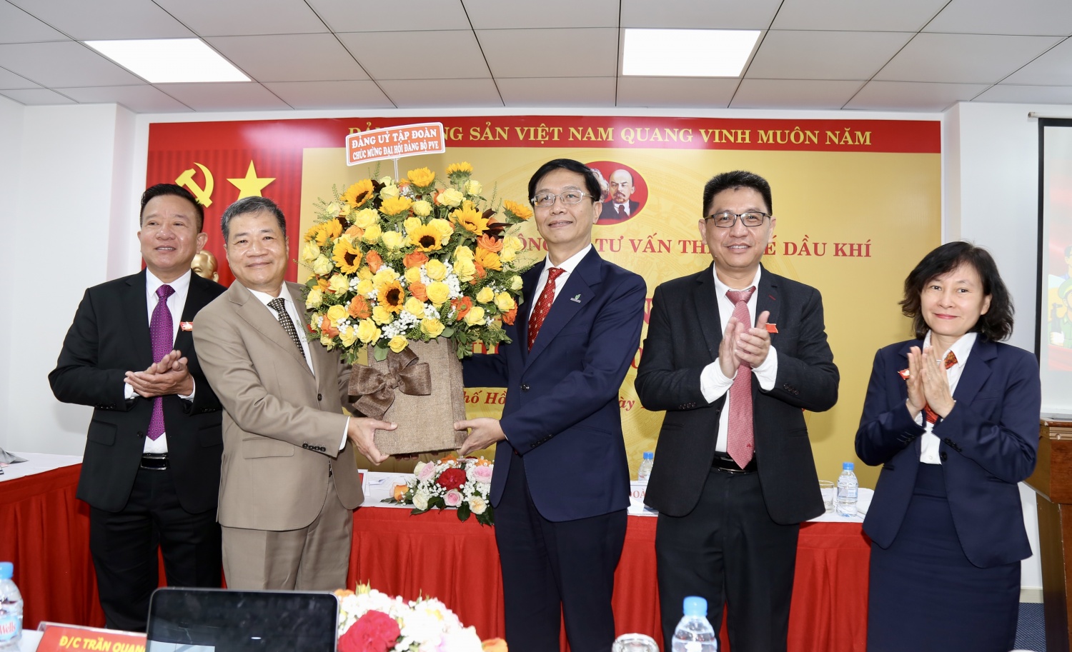 Đồng chí Trần Quang Dũng, Phó Bí thư Thường trực Đảng ủy Tập đoàn và đồng chí Bùi Thị Nguyệt, Ủy viên BTV, Chủ nhiệm Ủy ban Kiểm tra Đảng ủy, Trưởng ban Kiểm soát nội bộ Tập đoàn chúc mừng Đại hội Đảng bộ PVE lần thứ VI, nhiệm kỳ 2025-2030.