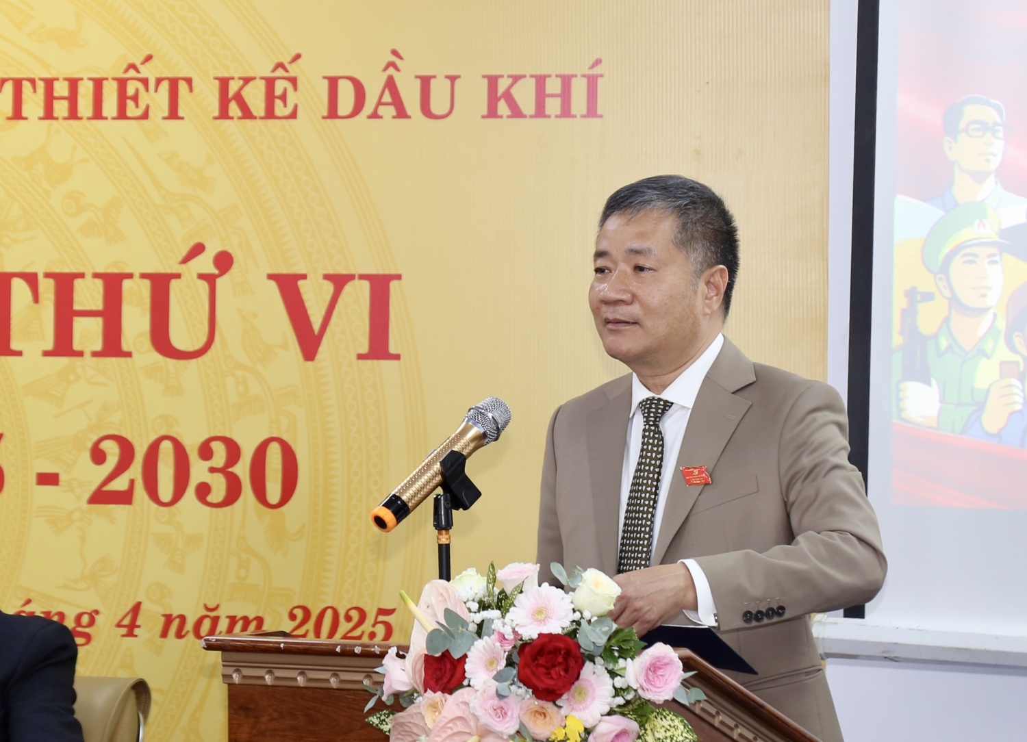 Đồng chí Tạ Đức Tiến cho biết, Đảng ủy PVE đã lãnh đạo Tổng công ty vượt qua giai đoạn khó khăn để duy trì hoạt động sản xuất, kinh doanh và giữ chân người lao động