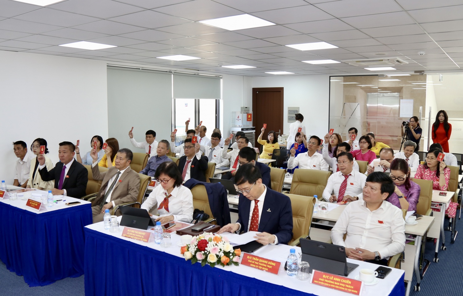 Các đại biểu biểu quyết thông qua một số nội dung tại Đại hội