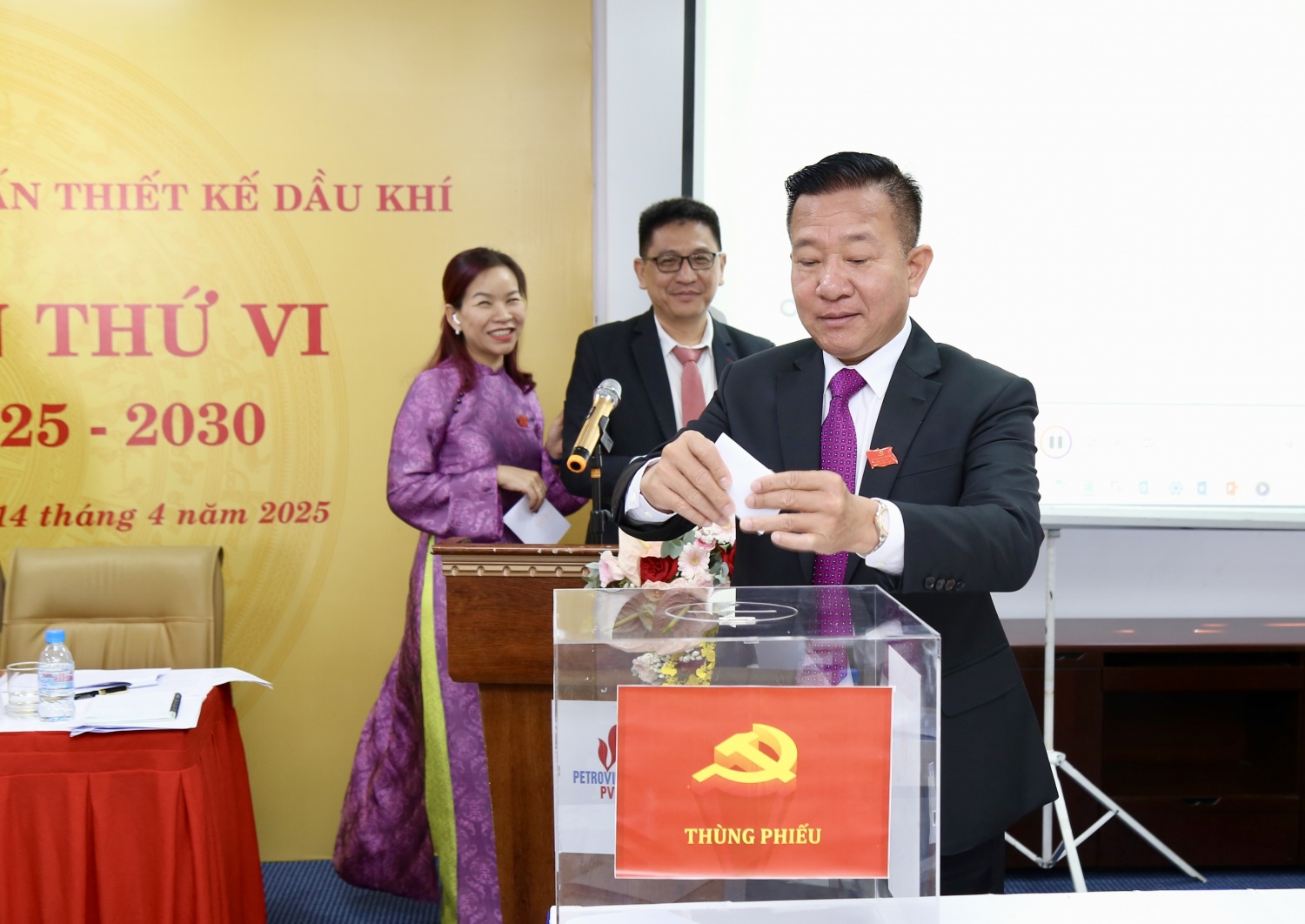 Các đại biểu tiến hành bỏ phiếu bầu Ban Chấp hành Đảng bộ PVE nhiệm kỳ 2025-2030